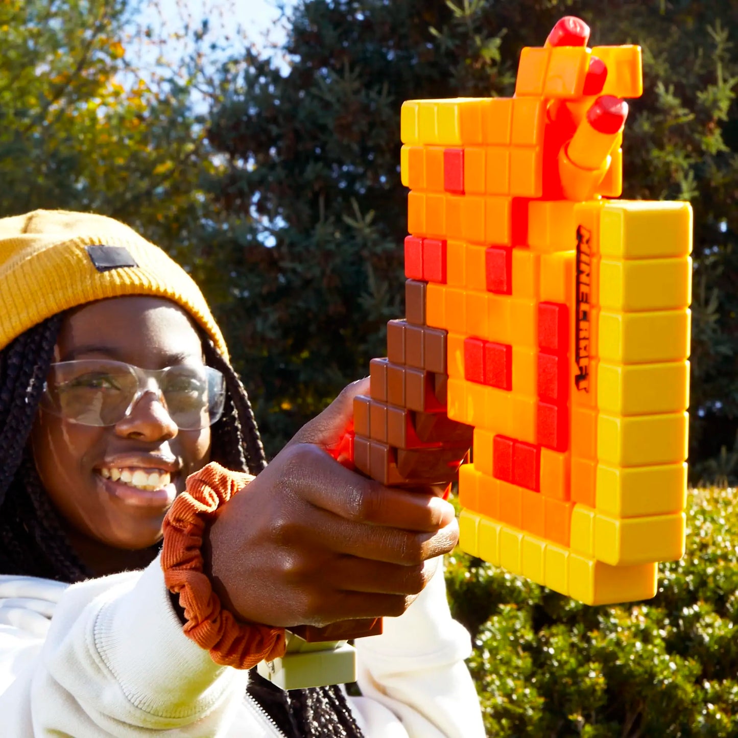 Hasbro Nerf Minecraft Firebrand, Dart Blasting Axe, 6 Nerf Elite Foam Darts, Pull Down Priming, Minecraft Toys F8954