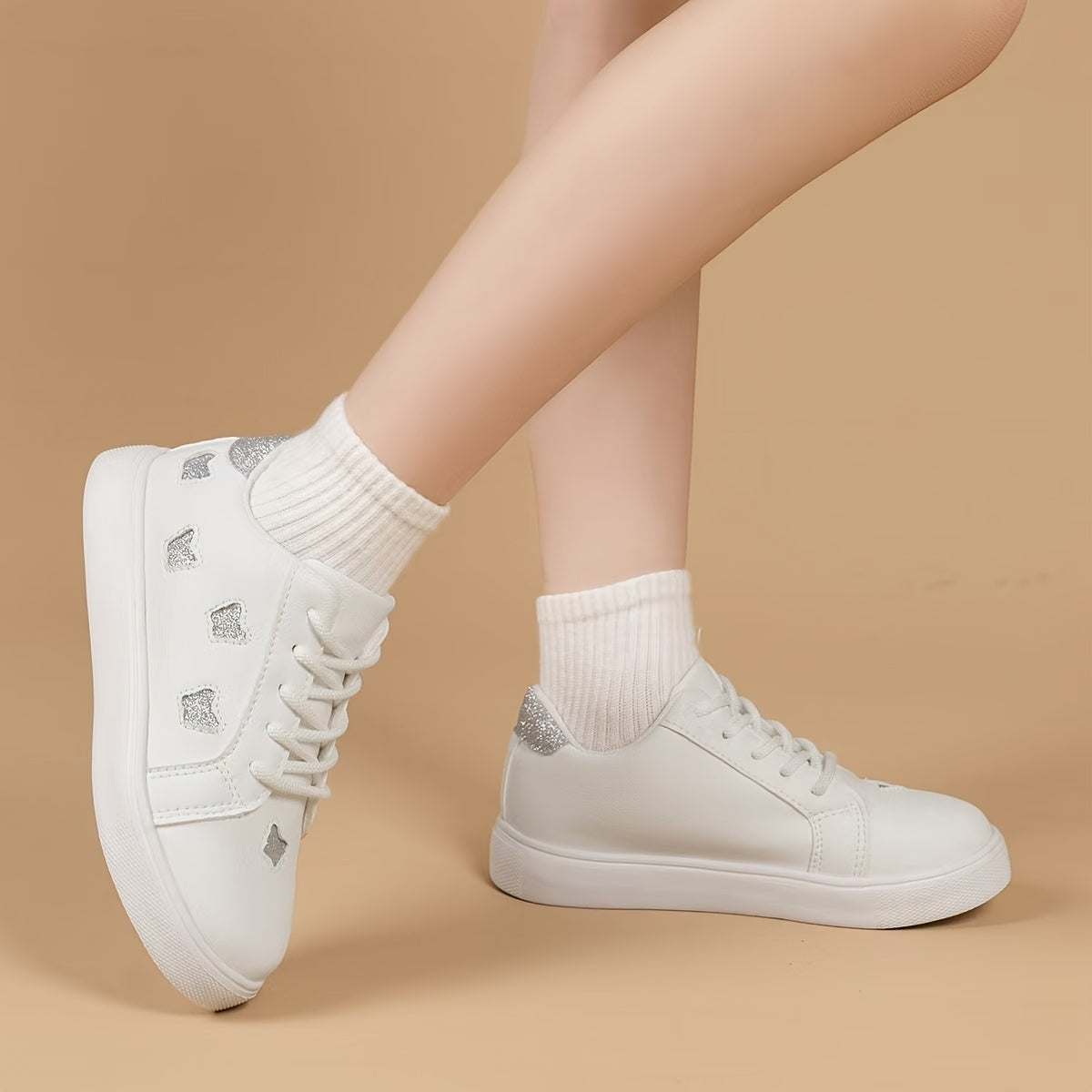 Breathable Low-Top White Sneakers for Girls, Perfect for Casual Sports And Skateboarding.
