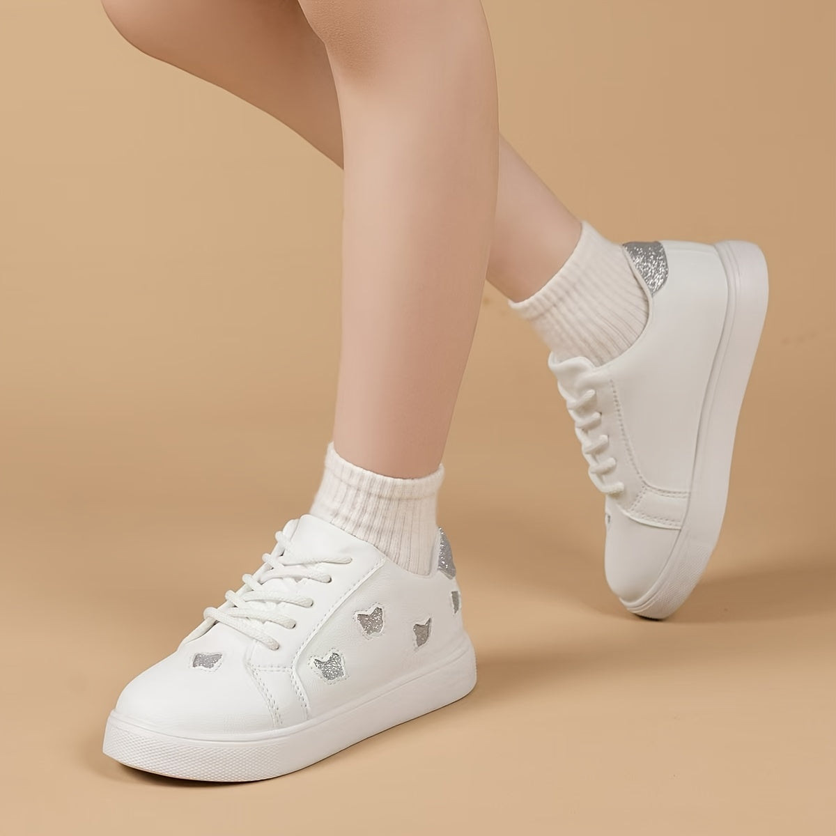 Breathable Low-Top White Sneakers for Girls, Perfect for Casual Sports And Skateboarding.