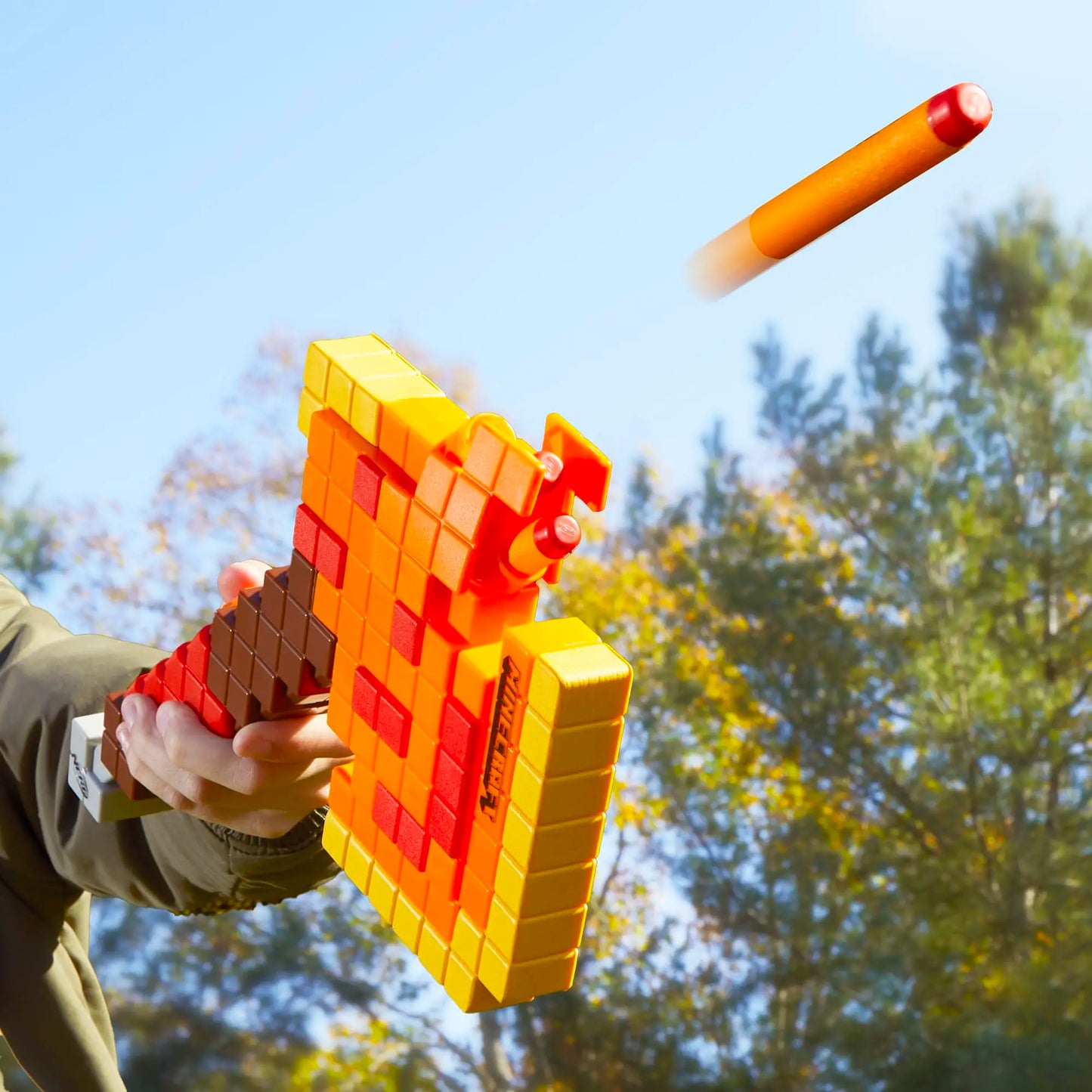 Hasbro Nerf Minecraft Firebrand, Dart Blasting Axe, 6 Nerf Elite Foam Darts, Pull Down Priming, Minecraft Toys F8954