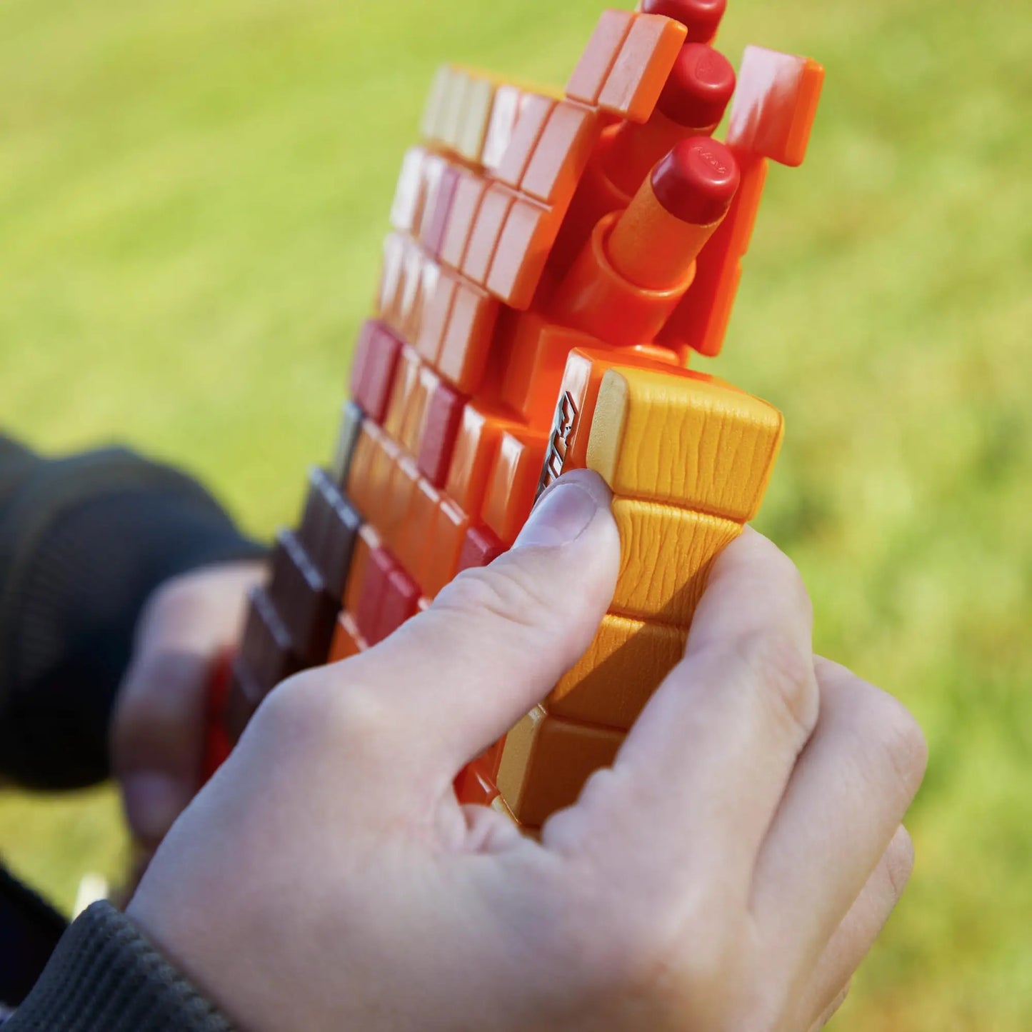 Hasbro Nerf Minecraft Firebrand, Dart Blasting Axe, 6 Nerf Elite Foam Darts, Pull Down Priming, Minecraft Toys F8954