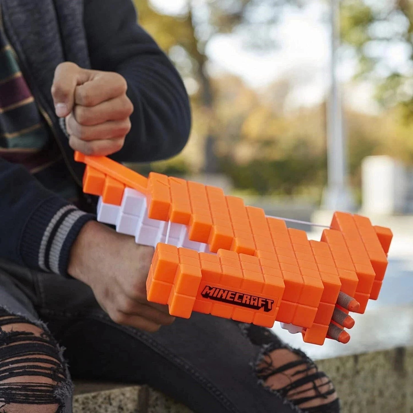 Hasbro Nerf Minecraft Pillager's Crossbow Dart-Blasting Crossbow, Real Crossbow Action, Includes 3 Official Elite Darts 42787