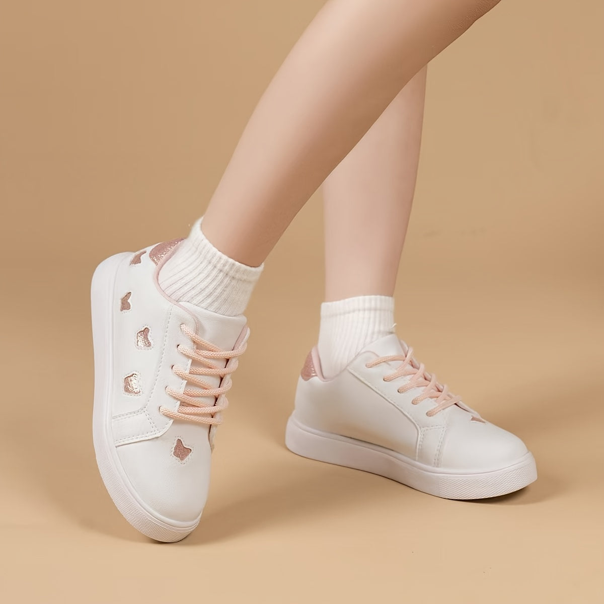 Breathable Low-Top White Sneakers for Girls, Perfect for Casual Sports And Skateboarding.